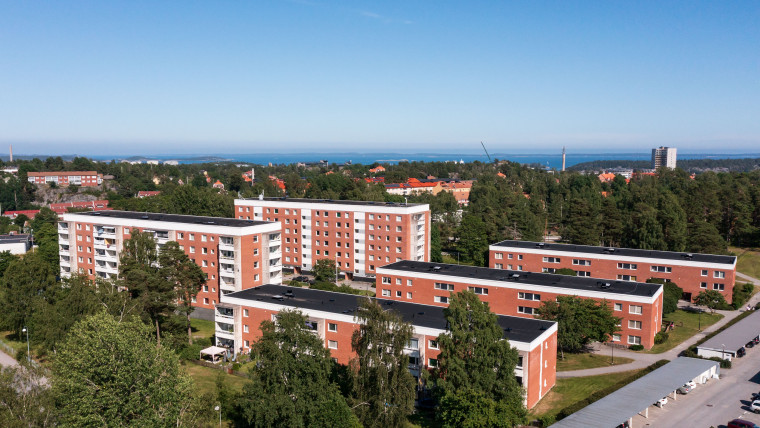 Montering takfläktar på Backluravägen 3 och 5